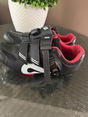 LADIES SZ 7 or 7.5 LIKE NEW PELOTON BICYCLE BIKE SHOES